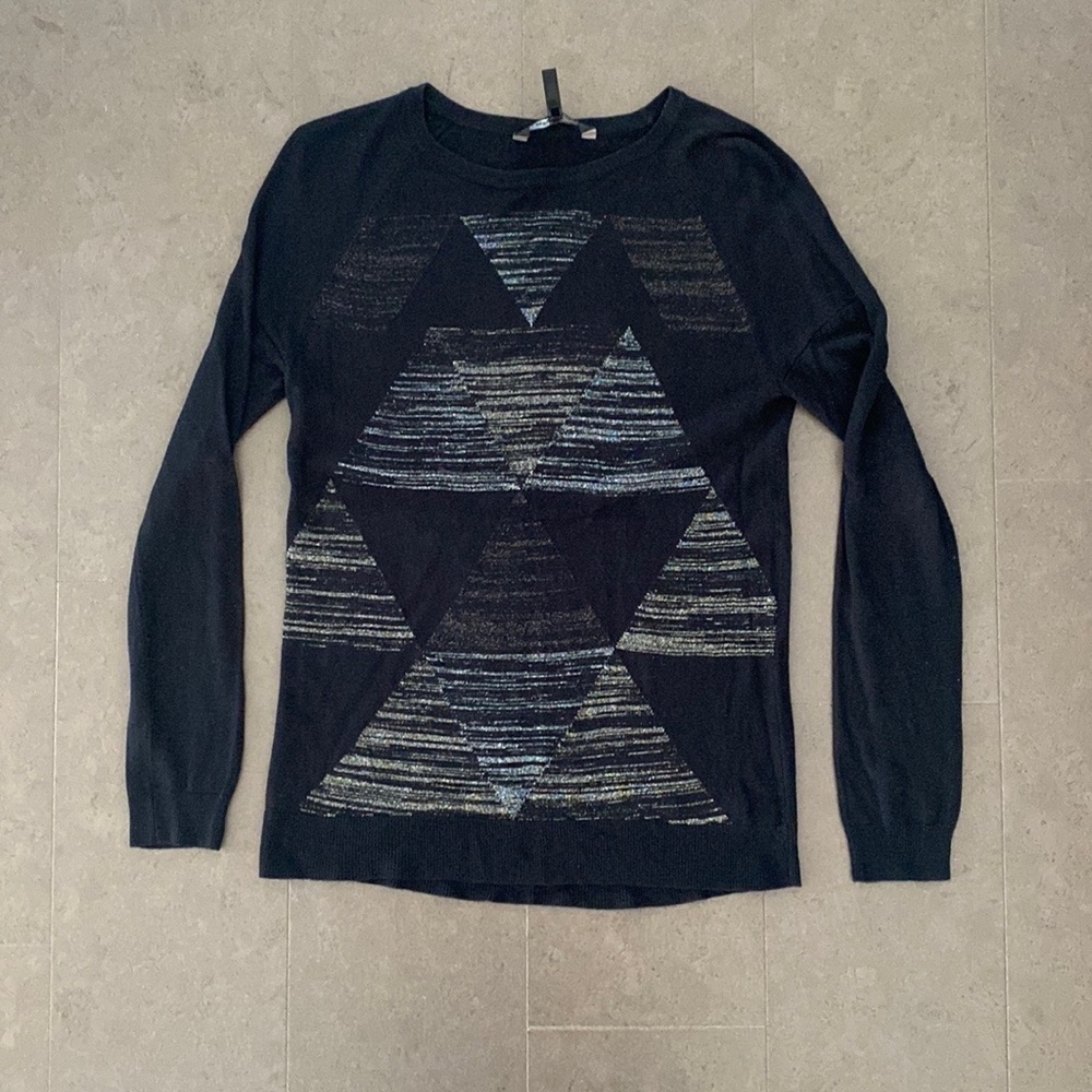 LIGHTWEIGHT BCBG sweater size medium